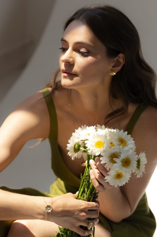 Brățară de aur cu design floral de margaretă, parte din colecția Golden Petals